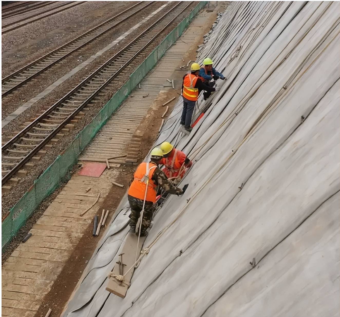 水泥毯在铁路中的建设